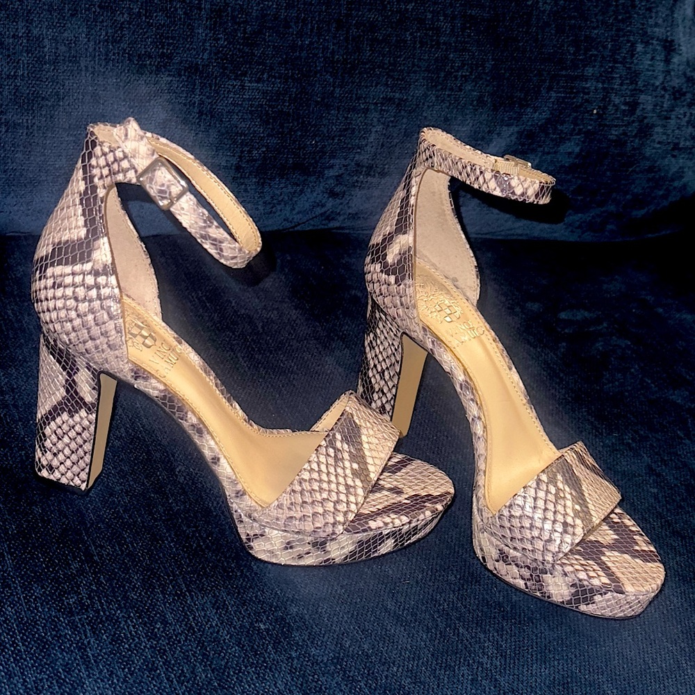 *NEVER WORN* VINCE CAMUTO “SATHINA” SNAKESKIN High Heel Sandals. Size 5